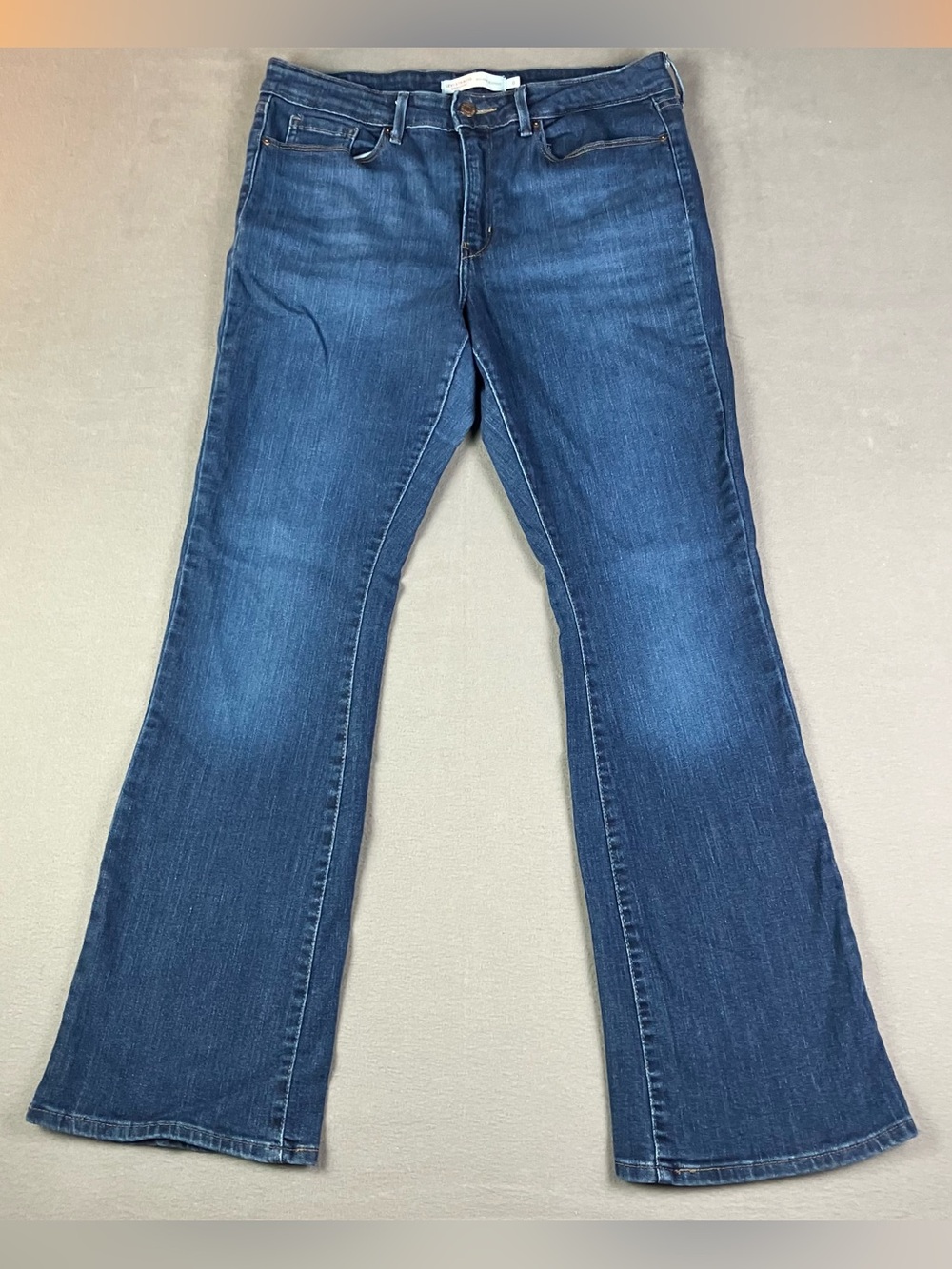 Levis Strauss Women’s Jeans Size 8 (29x32) Mid Rise Bootcut Blue Signature. In g